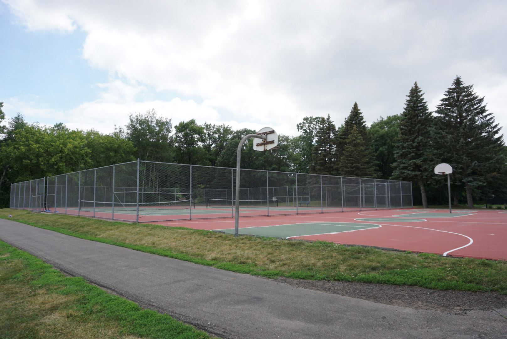 Cummings Park Tennis Courts in the Summertime
